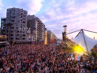 Luchtbeelden tonen mensenzee bij eerste opnames ‘Tien om te zien’: “Vanaf nu meer plaats aan podium én schermen op het strand” 