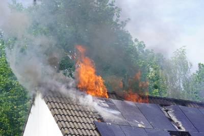 Vlammen slaan uit het dak van woning in Rijen