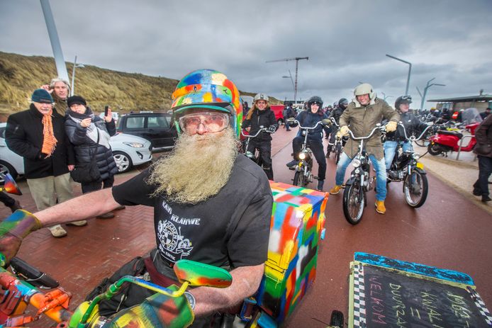 Kauwe Klauwe met Puch-liefhebbers op de boulevard van Scheveningen.