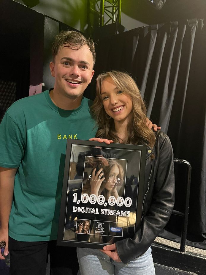 Zita Paulussen krijgt award van FLEMMING voor 1 miljoen streams