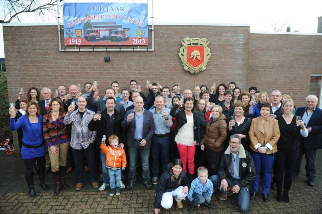Brandweer Oud Gastel start jubileumjaar met een toost Foto AD.nl