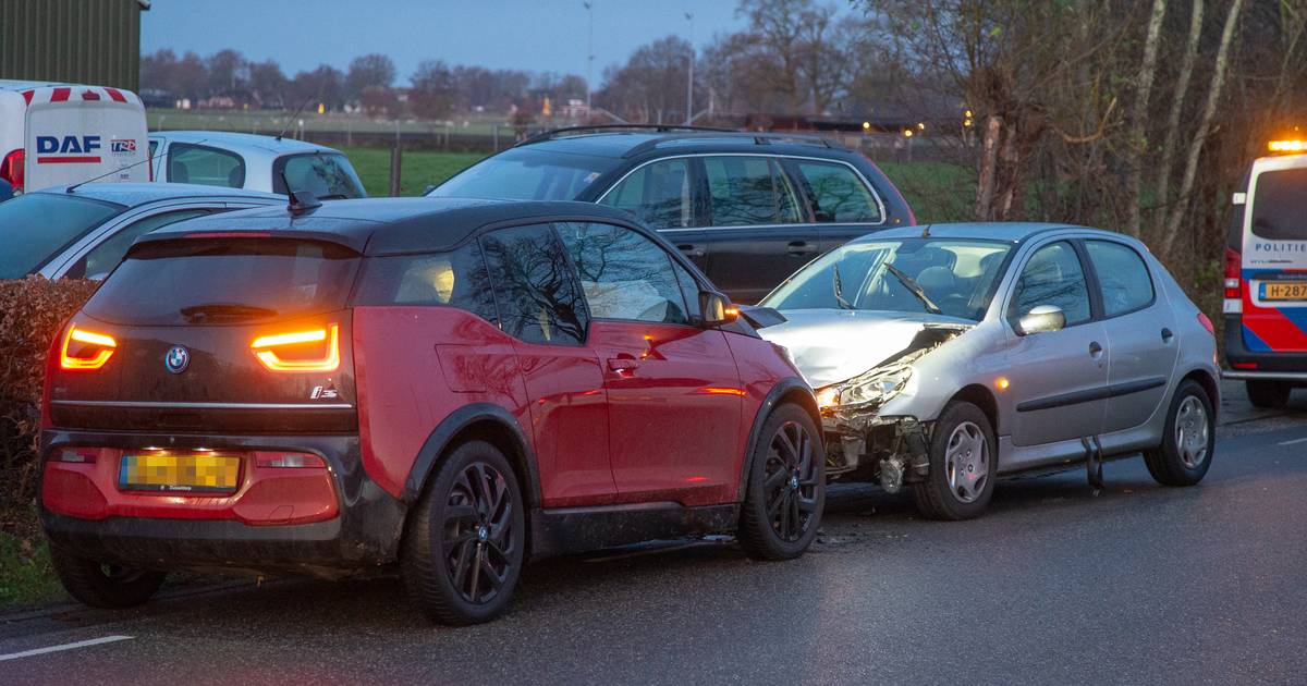 Frontale botsing na inhaalmanoeuvre in ’t Harde.