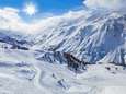 Skiër (54) sterft nadat hij tegen sneeuwwand botst en 100 meter naar beneden tuimelt