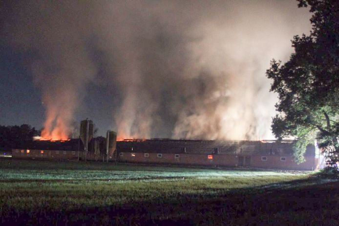 Grote uitslaande brand in stal in Deurne.