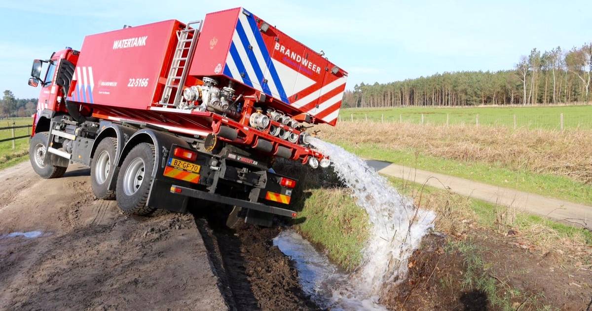 Brandweerauto zakt in de sloot bij Lage Mierde (video)