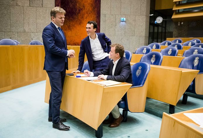 Pieter Omtzigt (CDA), Paul Smeulders (Groenlinks) en Bart van Kent (SP) tijdens het plenaire debat met de Tweede Kamer over het pensioenakkoord.