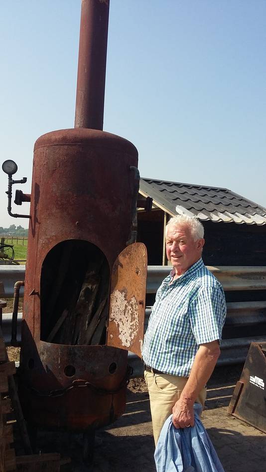 Coenen poseert bij de kachel: daarachter het schuurtje dat geblakerd is.