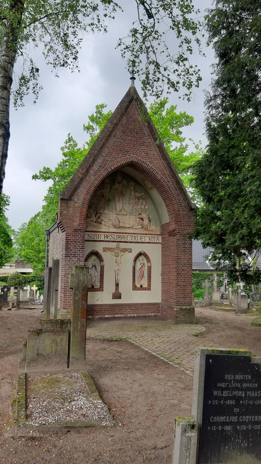 Oude kerkhof Bavel met kapel en oude treurbeuk