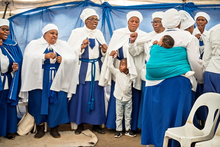 Kerkgangers in de Impumalanga Holy Church of Zion in Katlehong, ten zuiden van Johannesburg. Beeld Bram Lammers