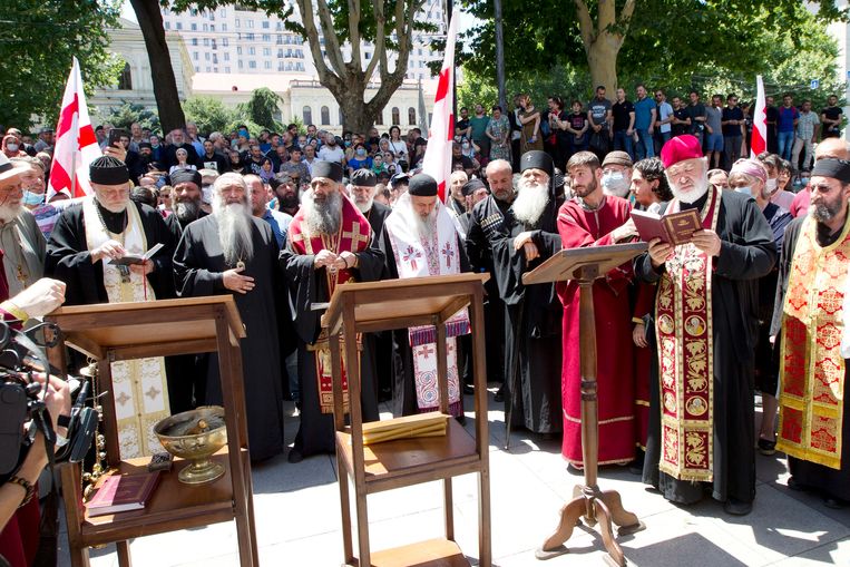 Georgisch-orthodoxe priesters gaan voor in gebed tijdens het blokkeren van een pride-optocht in de hoofdstad Tblisi op 5 juli.  Beeld AP
