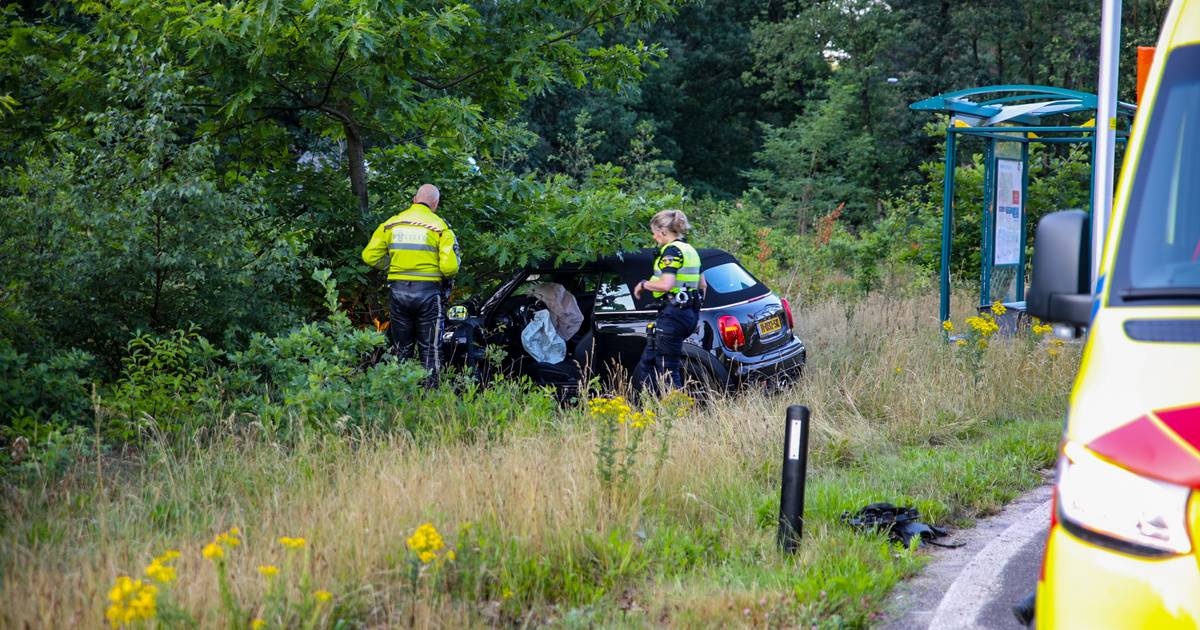 Vrouw onderweg naar ziekenhuis voor haar werk, maar raakt zelf gewond na ongeluk in Beekbergen.
