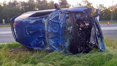 Auto slaat over de kop op A2 bij Maarheeze: voertuig compleet vernield, flinke vertraging door spoed