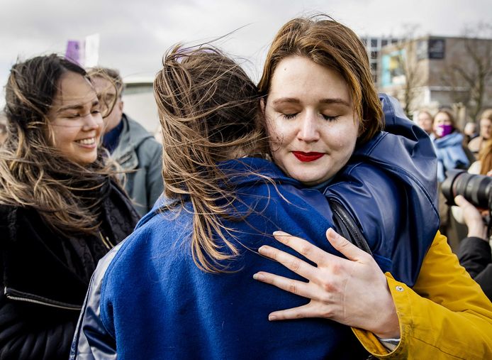 Demonstranten nemen deel aan de manifestatie tegen seksueel grensoverschrijdend gedrag.