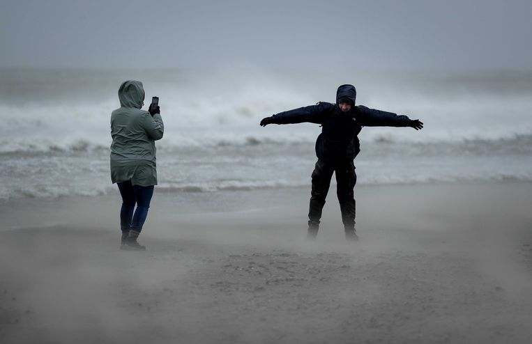 Wandelaars vandaag op het strand tijdens storm Ciara.  Beeld ANP