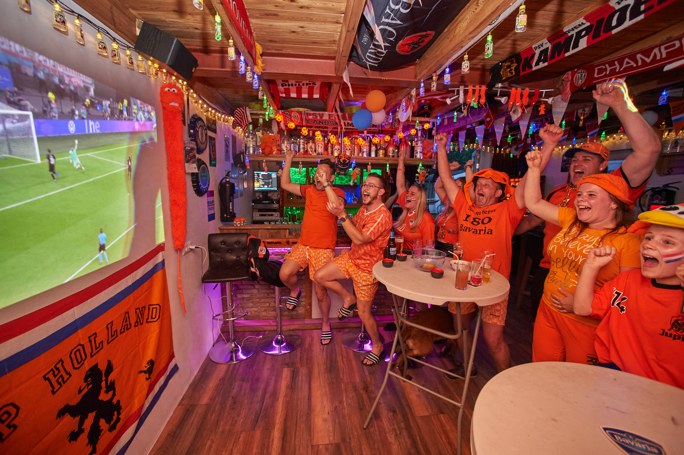 Oranjegekte in Geffen
De families Looimans en van Lith (buren) volgen de voetbalwedstrijd Nederland- Oostenrijk in de oranje versierde schuur aan de Heegterstraat te Geffen. Op de foto tijdens de 2-0.