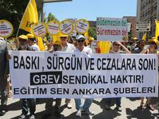 Opnieuw duizenden Turkse ambtenaren geschorst na couppoging