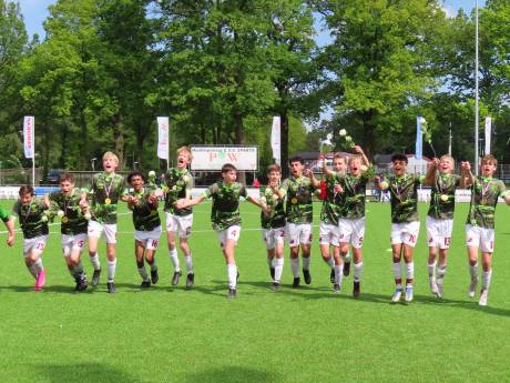 Bekers, schalen en champagne: nog meer kampioenen in Oost-Nederland!