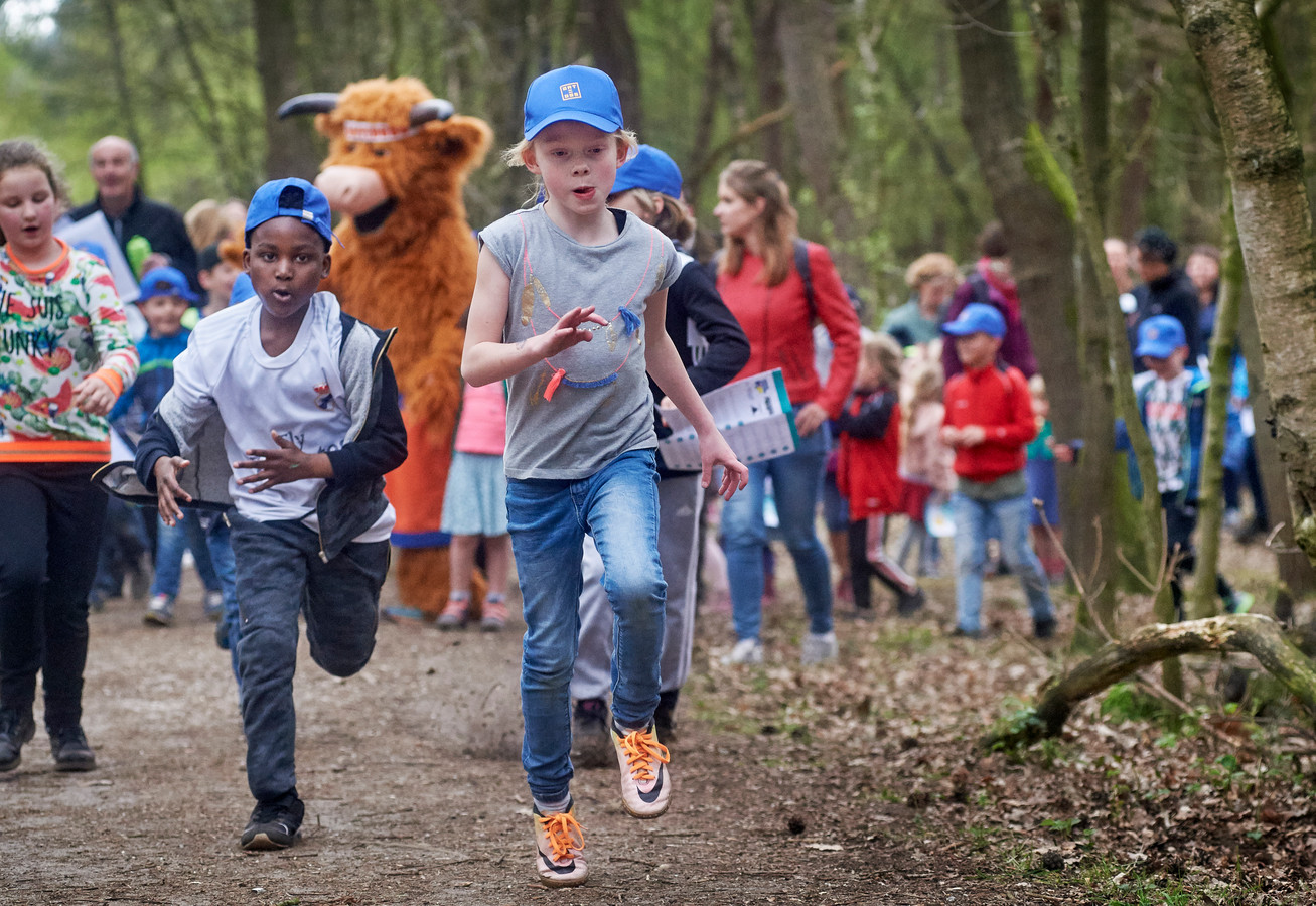 Opening van de Osjeroute te Berghem. Kinderen rennen enthousiast van de ene naar de andere opdracht, ‘opgejaagd’ door mascotte Osje.