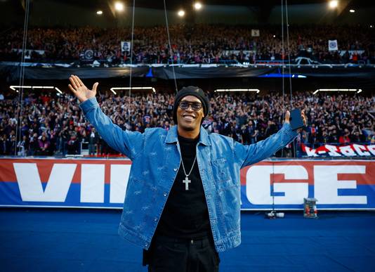 Voetbal - Champions League - Kwartfinale - Eerste etappe - Paris St Germain v FC Barcelona - Parc des Princes, Parijs, Frankrijk - 10 april 2024 Voormalig FC Barcelona-speler Ronaldinho in het stadion vóór de wedstrijd REUTERS/Sarah Meyssonnier