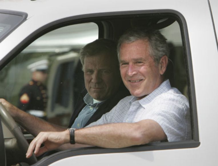 De Amerikaanse president George Bush ontvangt Jaap de Hoop Scheffer, secretaris-generaal van de NAVO, op zijn ranch in Texas. De twee voeren overleg, onder meer over Afghanistan, Kosovo, uitbreiding van de NAVO en plannen voor een Amerikaans raketschild. (AP) Beeld 