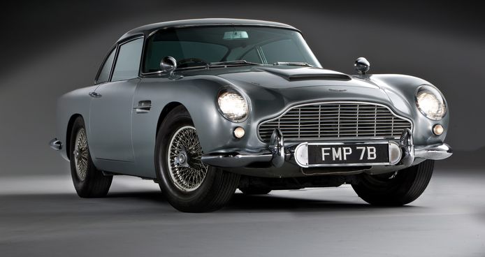 De Aston Martin DB5, de iconische auto van superspion James Bond, is op een veiling in Monterey (Californië) voor 6,4 miljoen dollar (omgerekend 5,75 miljoen euro) onder de hamer gegaan.