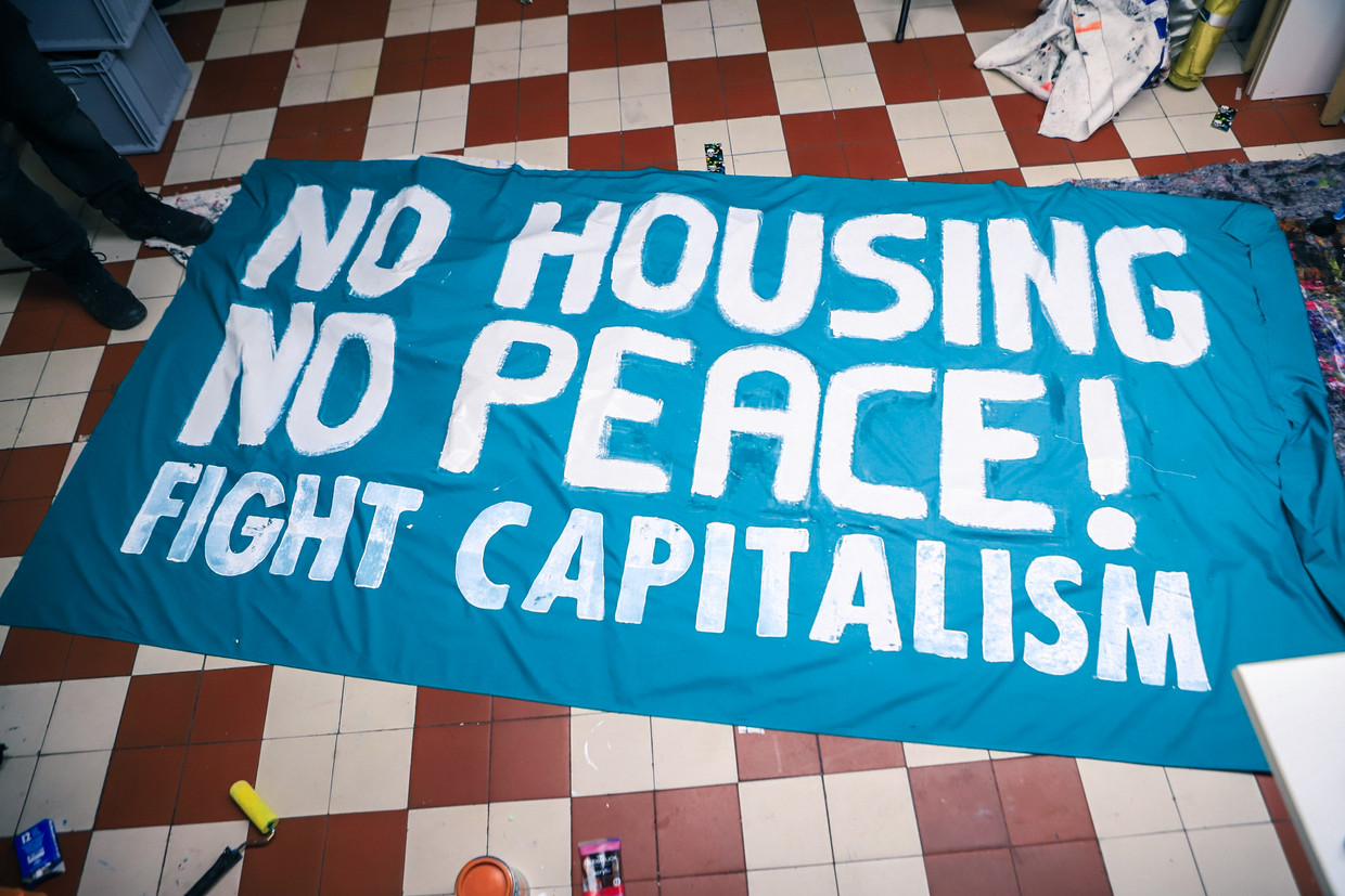 Preparing for a demonstration.  Lena Selge's photo