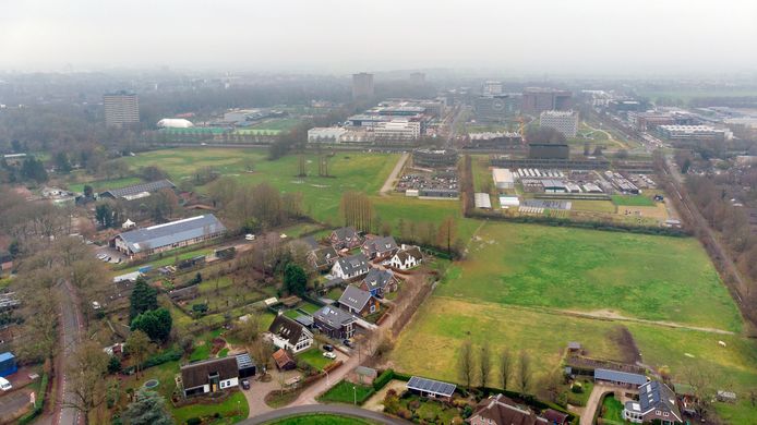 De Born-Oost (alle groen) gezien vanuit de lucht. De bebouwing linksonder is de Houtwal, rechtsonder de Wildekamp. Bovenin ligt de Wageningen Campus, met net daaronder de Aeres Hogeschool (links) en het NIOO-KNAW.