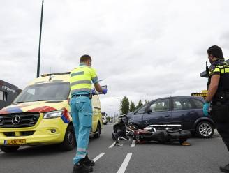 Motorrijder gewond na aanrijding door automobilist die vanuit uitrit weg oprijdt