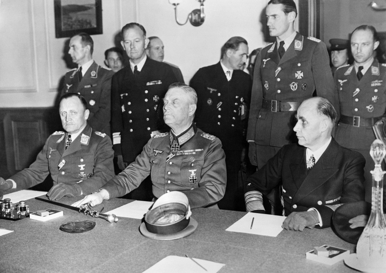 In de nacht van 8 op 9 mei 1945 de overgave getekend door generaal Hans-Jürgen Stumpff (links), veldmaarschalk Wilhelm Keitel (midden), en admiraal Hans Georg von Friedeburg (rechts).  Beeld AFP