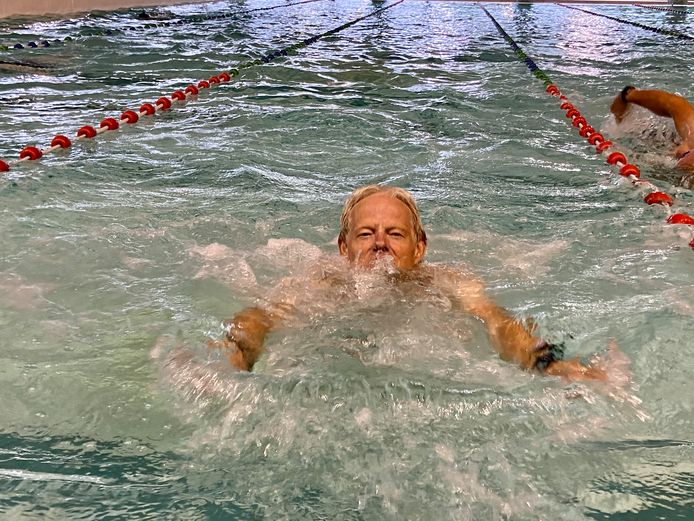 Mil Pieters (67) klieft met een school- en rugslag doorheen het water
