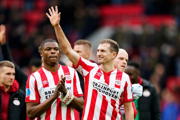 Daniel Schwaab begroet bekenden op de tribune na de topper PSV - Feyenoord (1-1).