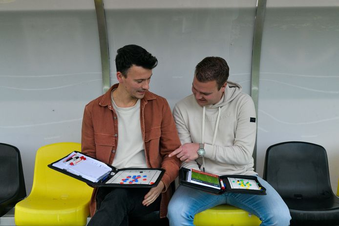 Stevan de Geijter (links) en Jordi Roelofsen kunnen buiten het veld goed met elkaar overweg. Zaterdag, tijdens DVS'33-VVOG, staan ze tegenover elkaar als trainers.