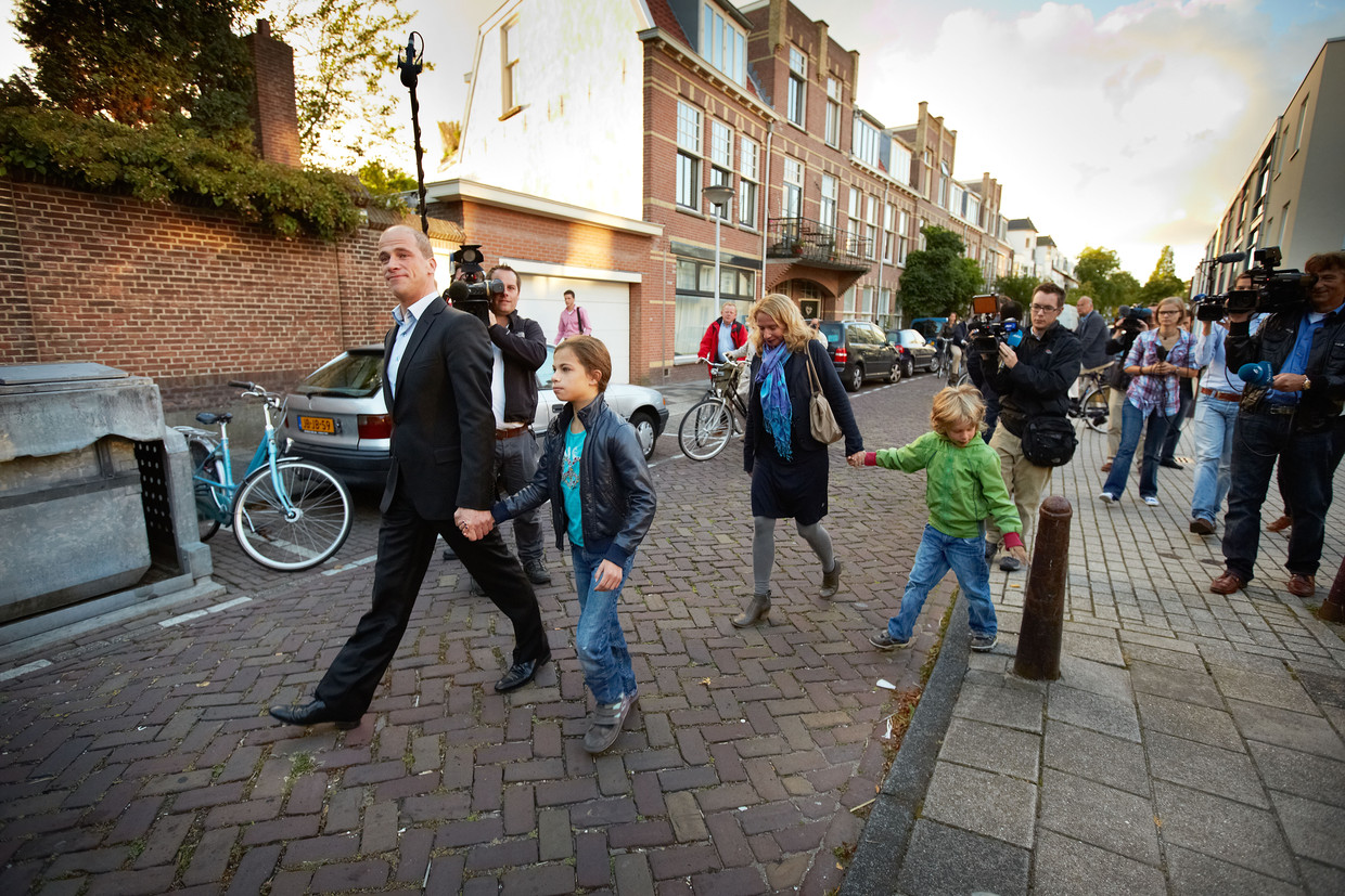 Toenmalig lijsttrekker Diederik Samsom van de PvdA stemt in 2012 in Leiden met zijn vrouw en kinderen. 