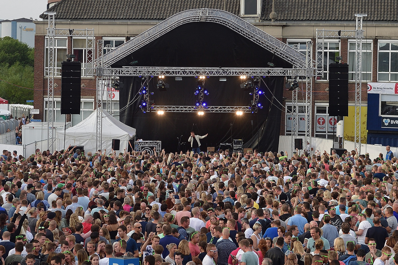 Draai van de Kaai geeft ook lokale Nederlandstalige artiesten podium Foto AD.nl