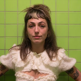 Protestlied Sophie Straat op nummer 1 in de hitlijsten; Vluchtelingenwerk ziet aantal vrijwilligers stijgen