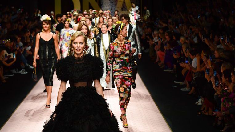 Model Eva Herzigova (voor) en andere modellen presenteren creaties tijdens de Dolce & Gabbana modeshow. Beeld afp