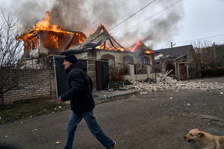 Una casa a Kherson ha preso fuoco a causa dei bombardamenti russi.  foto di A.P