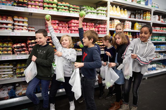 De kinderen van basisschool Mandelbloesem kregen tijdens de rondleiding in Colruyt een herbruikbaar zakje met een appel.