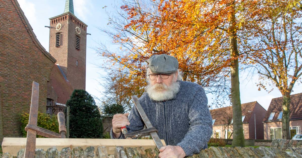 Klussen aan de kerkmuur van Schore geeft vier mannen energie