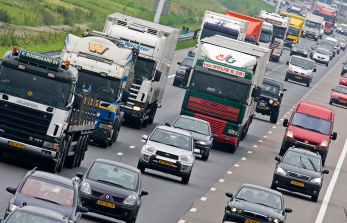 Vrachtwagens in de file kosten het Nederlandse bedrijfsleven een hoop geld.