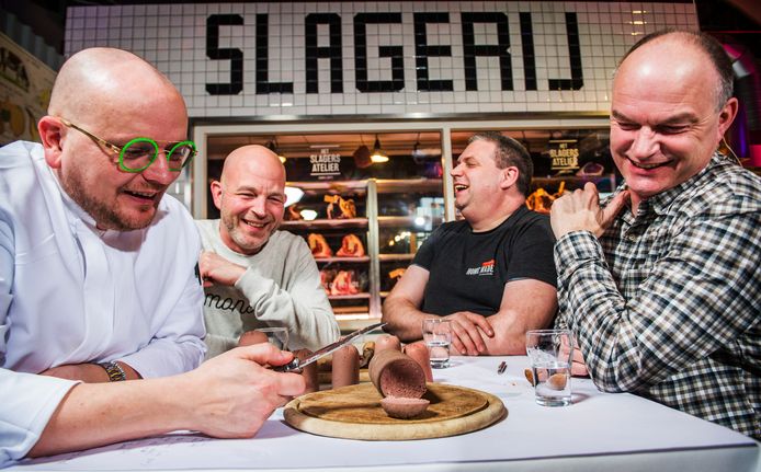 Bij restaurant RAUW in Amersfoort proeft het smaakpanel de worst. V.l.n.r. Maarten, Rob, Albert en Bert.