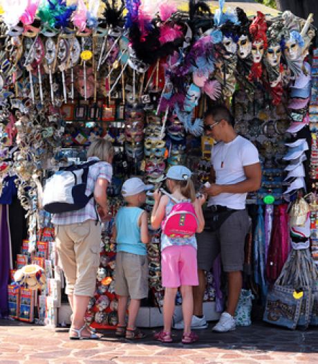 Venetië strijdt tegen verloedering door massatoerisme, verbod op winkels met goedkope prullaria