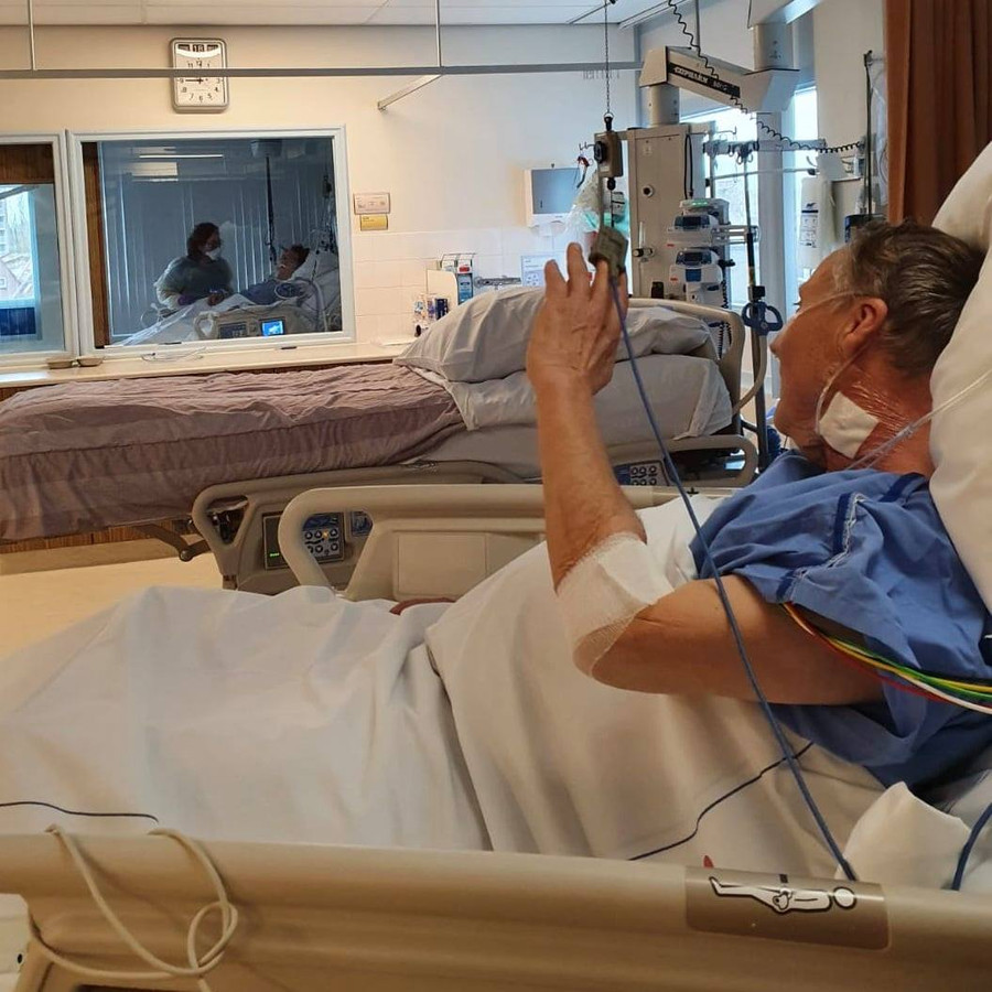 Een patiënt van het Albert Schweitzer ziekenhuis zwaait naar zijn echtgenote. Beiden liggen op de intensive care als gevolg van corona.