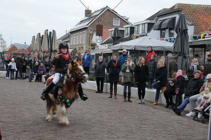 Paarden en kinderen bij de straô Renesse stralen als vanouds.