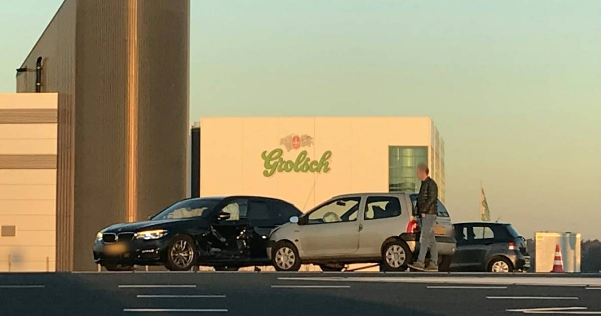 Twee autos betrokken bij aanrijding op de Westerval ter hoogte van Grolsch.