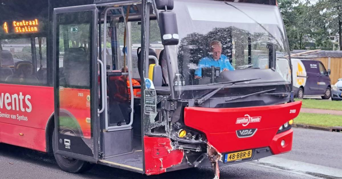 Lijnbus raakt beschadigd bij ongeval in Enschede.