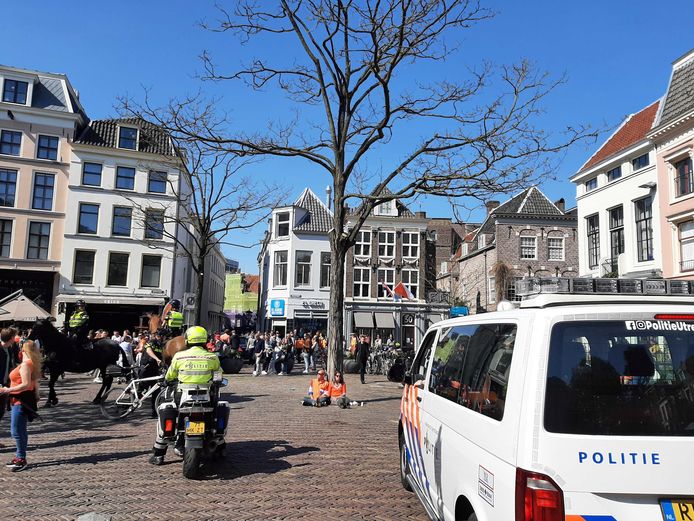 Agenten op politiepaarden vragen mensen op de Ganzenmarkt om de plek te verlaten.