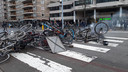 Een barricade van fietsen voor het station.