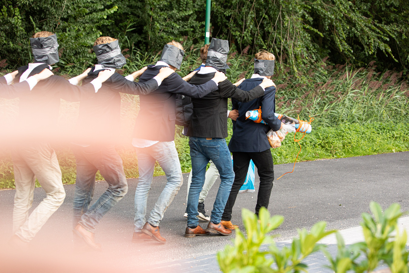Een rechtenstudent pakt de telelens van de fotograaf.