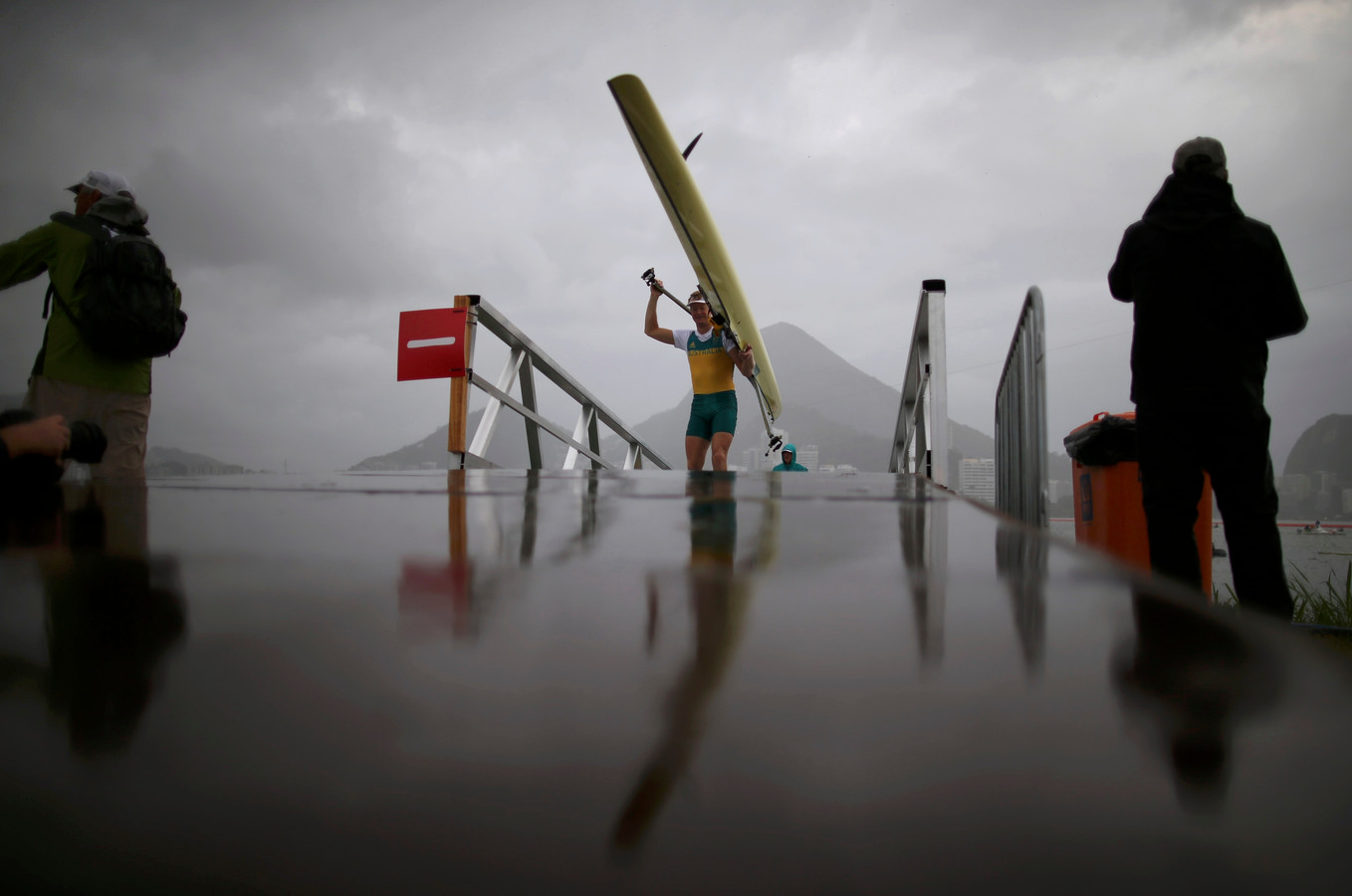 Suspended due to adverse weather conditions. Гребля девушки. bad weather conditions. high winds.